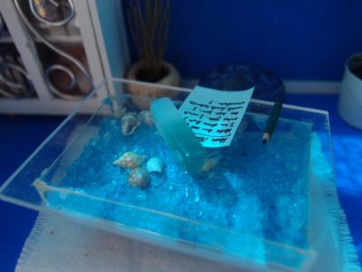 貝殻と青砂のテーブル